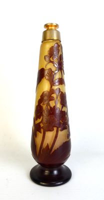 un vase orné d'un motif marron et jaune