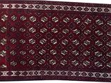 gros plan d'un tapis rouge sur fond blanc