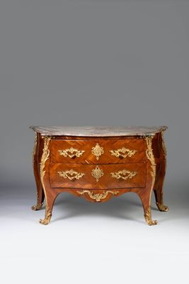 une commode ancienne avec un plateau en marbre et des décorations dorées