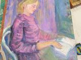 un tableau représentant une femme assise à une table en train de lire un livre