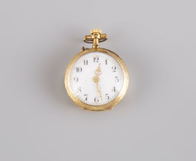 une image montrant un gros plan d'une montre de poche posée sur une surface grise