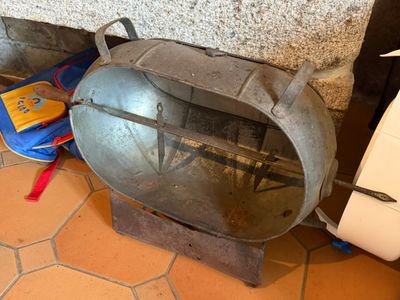 des toilettes posées à même le sol, à côté d'une poubelle