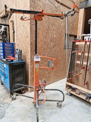 un petit chariot chargé d'outils dans un garage