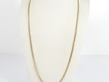 un collier à chaîne en or sur un torse de mannequin