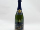 une bouteille de champagne posée sur une surface blanche, avec un fond blanc