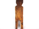 une image représentant une sculpture en bois représentant une personne sur fond blanc