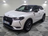 le nouveau suv dsx est garé dans la salle d'exposition