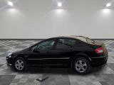 la photo d'une voiture noire garée dans un garage