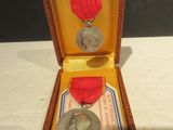 une médaille dans un écrin, entourée d'un ruban