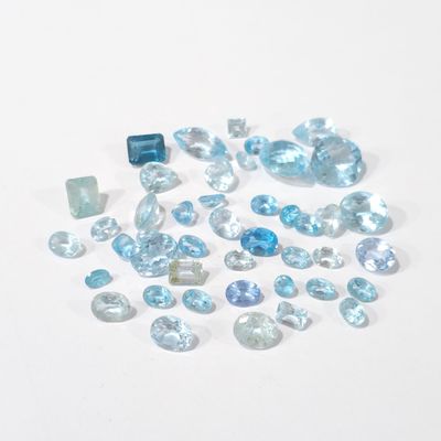 de très jolis motifs bleus et blancs sur un fond blanc