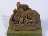 sculpture représentant une mère et son enfant dans un espace boisé parsemé d'arbres