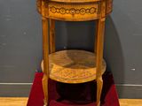 une vieille table en bois surmontée d'une étagère