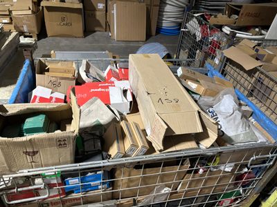 de nombreux cartons, les uns à côté des autres, dans un caddie posé par terre