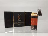 gros plan d'un flacon de parfum à côté d'une boîte
