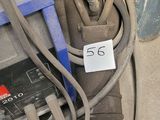 beaucoup de câbles et d'outils qui traînent par terre
