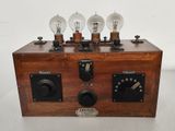 une radio à l'ancienne équipée de trois ampoules