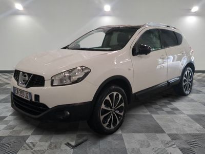 la voiture blanche est garée sur un sol en damier dans le garage