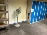 une photo d'une pièce avec des étagères et un ventilateur à l'intérieur