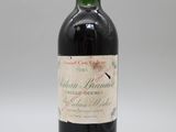gros plan d'une bouteille de vin sur une surface blanche