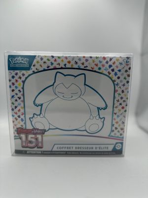 La boîte de cartes à collectionner Pokémon comporte l'image d'un chat assis dessus.