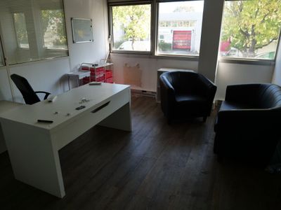 un bureau avec une chaise et une chaise dans une pièce