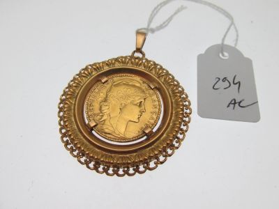 un gros plan d'une pièce d'or suspendue à un collier, avec une étiquette de prix