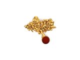 une image représentant une broche en feuille d'or ornée d'une pierre rouge