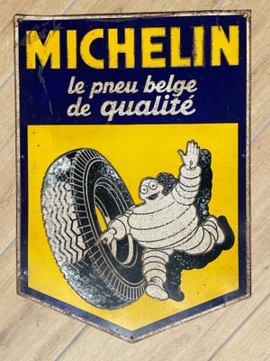 une enseigne « Michel Tire » sur le mur d'un immeuble
