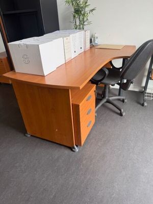 un bureau avec une chaise et un ordinateur dessus