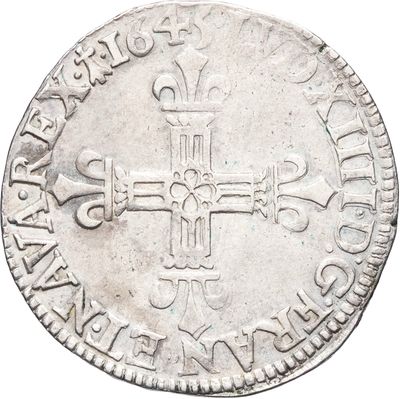 Gros plan sur une pièce d'argent portant une croix