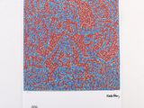 une image représentant une peinture abstraite rouge et bleue sur un mur blanc