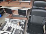 une photo d'un bureau et d'une chaise dans un garage