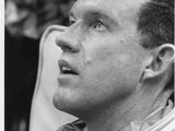 une vieille photo en noir et blanc d'un homme en combinaison spatiale