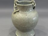 un vase blanc orné d'un motif craquelé