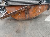 un tas de tuyaux métalliques posé sur un tas de bois