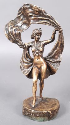 statue en bronze représentant une femme tenant un foulard au-dessus de sa tête