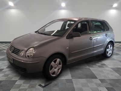 la photo d'une voiture garée dans un garage