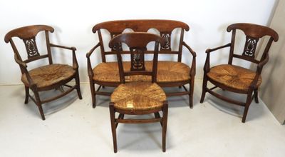 quatre chaises et une table dans une pièce aux murs blancs