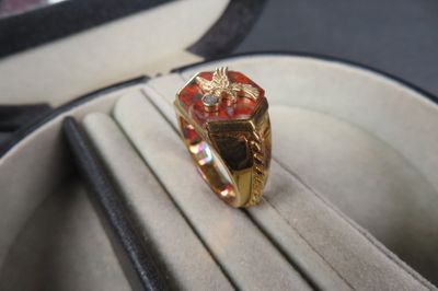 une bague en or sertie d'une pierre rouge