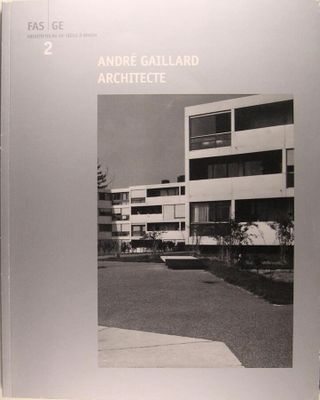 une image représentant un livre avec, en arrière-plan, la photo d'un bâtiment