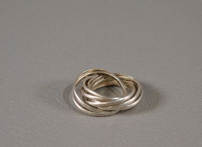 un gros plan d'une bague en argent posée sur une table