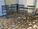 quatre chaises posées sur une terrasse en briques