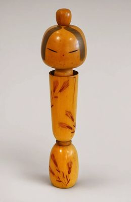 figurine en bois représentant une femme coiffée d'un chapeau