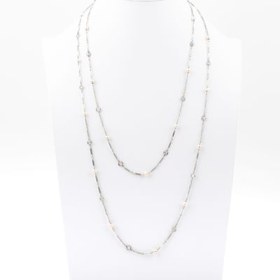 un collier blanc sur un mannequin, un mannequin, un mannequin, un mannequin, un mannequin, un mannequin, un mannequin, un mannequin