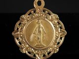 gros plan d'une médaille d'or sur une surface noire