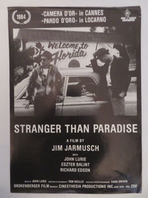 L'affiche du film « Stranger Than Paradise » est accrochée au mur.