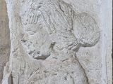 une image représentant un relief en pierre représentant une femme en robe