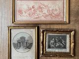 trois photos encadrées d'un homme et d'une femme sur un mur