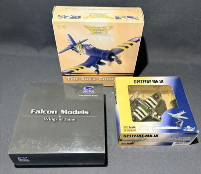 deux cartons remplis de jouets posés l'un à côté de l'autre sur une table