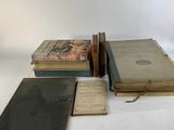 plusieurs livres sont empilés sur une table